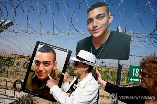 하마스에 인질이 된 에단 알렉산더의 사진을 가리켜 보이는 조모 바르다 벤 베어럭