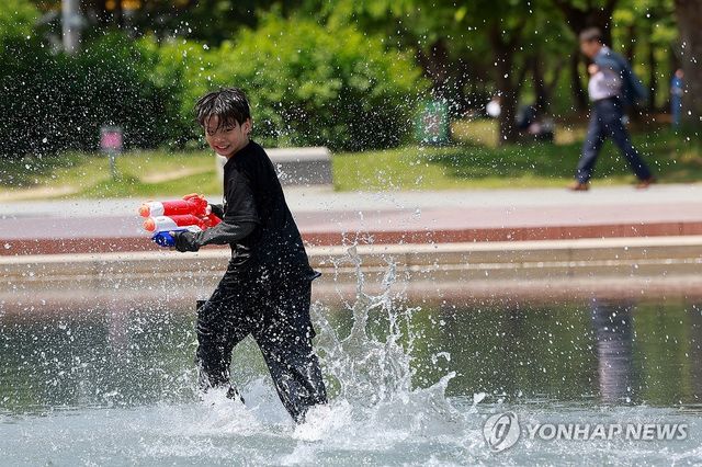 초여름 날씨에 물총놀이 즐기는 어린이