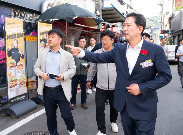 (구미=연합뉴스) 2025 구미아시아육상경기선수권대회 조직위원회 김장호 위원장(구미시장. 오른쪽)이 지난 8일 경북 구미시 인동동 선수촌과 원평동 심판 숙소를 중심으로 참가자 숙박시설에 대한 최종 현장 점검을 하고 있다. 2025.5.12 [구미시 제공] mtkht@yna.co.kr(끝)