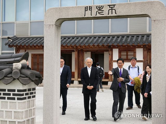 주일한국문화원 찾은 유인촌 장관