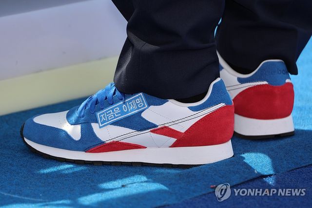운동화에 붙은 "지금은 이재명"