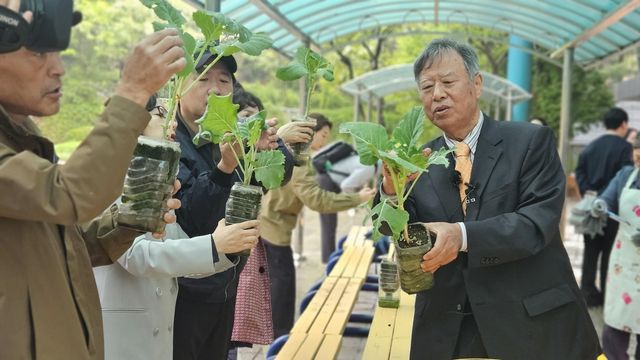 50년 만에 만난 홍순길(78) 전 성북강북교육지원청 교육장과 제자들. 2025.05.09. 