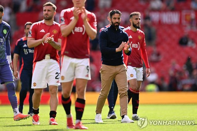 웨스트햄전 패배 후 홈팬들에게 인사하는 맨유의 아모링 감독과 선수들.