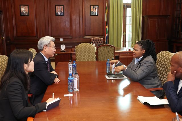 남아공 대통령실 차관, 양동한 한국대사 면담