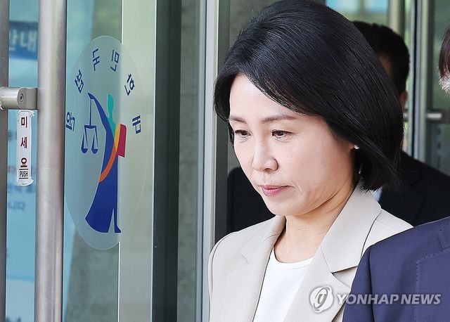 항소심 선고공판 마치고 나오는 김혜경 씨