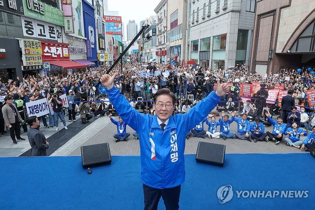 두손 들어 보이는 이재명 후보