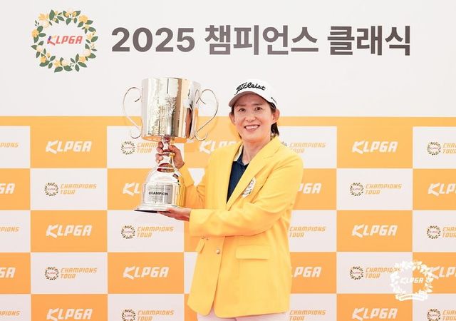 우승 트로피 들고 활짝 웃는 우선화