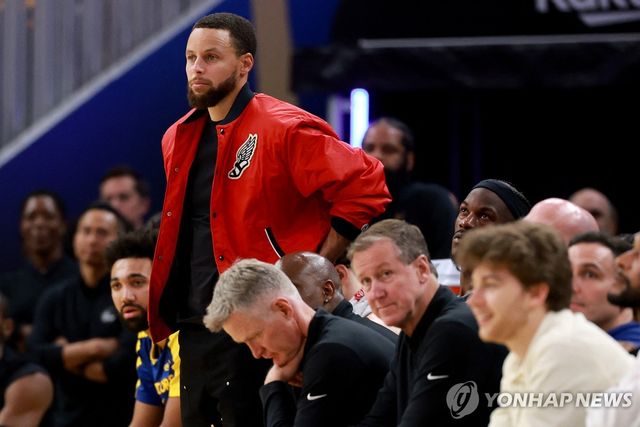 답답한 표정의 스테픈 커리