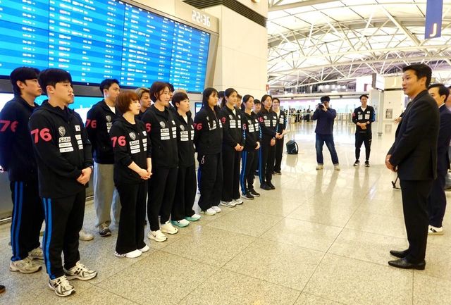 탁구 대표팀 선수들에게 당부하는 이태성 탁구협회장