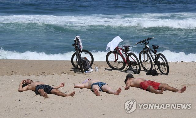 경포서 일광욕 즐기는 외국인들