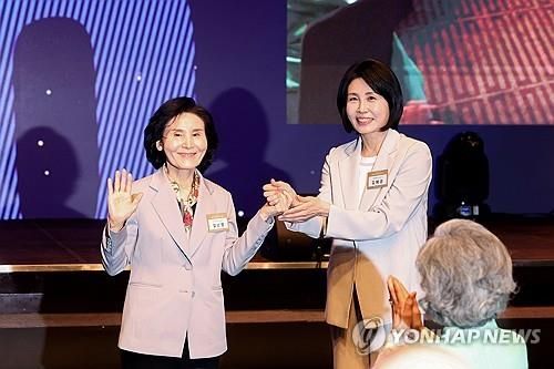 손잡은 이재명·김문수 부인