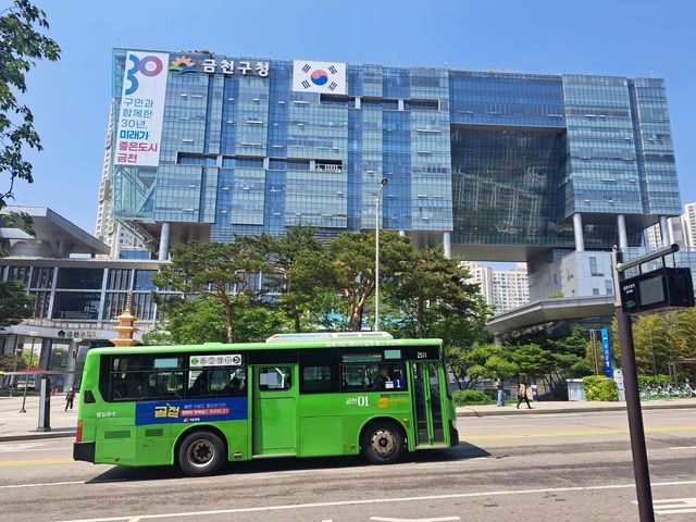 금천구청 앞을 지나는 마을버스