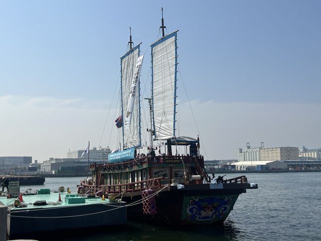 261년 만에 오사카에 도착한 조선통신사선 재현선 