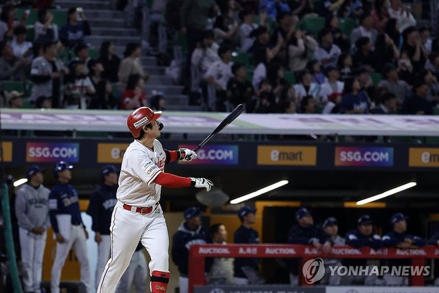 SSG 최정, KBO 리그 최초 500홈런