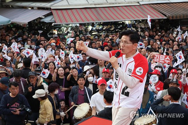 '보수의 심장' 대구 서문시장서 유세하는 김문수 후보