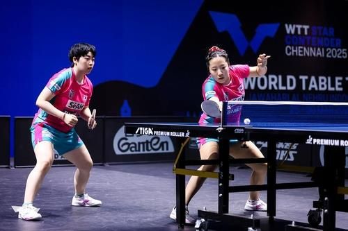 WTT 첸나이 대회서 여자복식 준우승을 차지한 신유빈(오른쪽)과 유한나