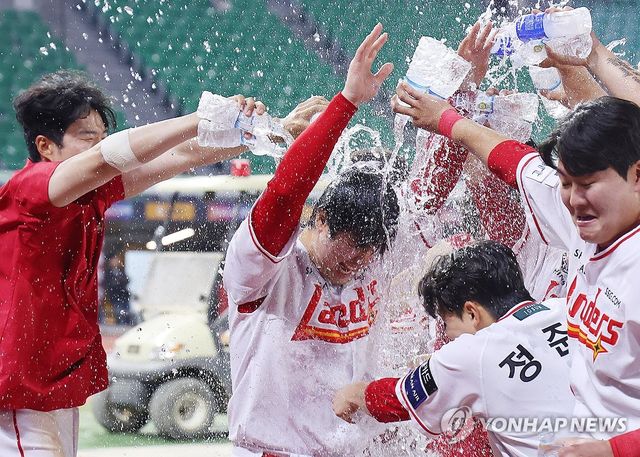 500홈런 달성, 축하 물세례 받는 최정