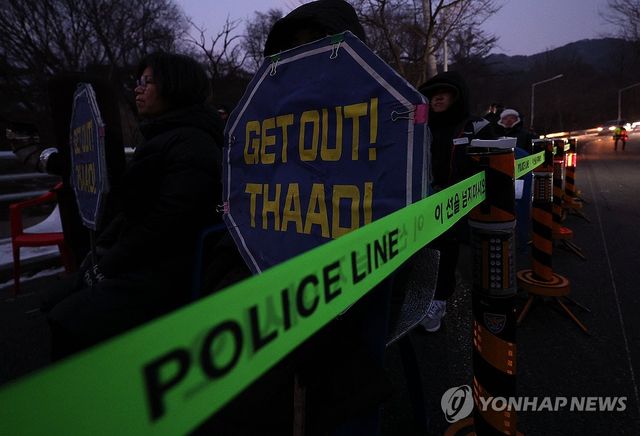 사드기지 출입로서 사드 반대 단체 집회