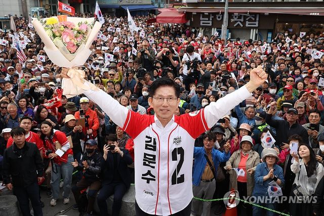 부산 자갈치 시장에서 유세하는 김문수 후보