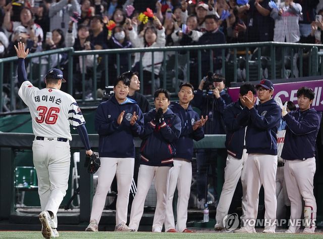 승리투수 요건 갖추고 내려오는 롯데 데이비슨
