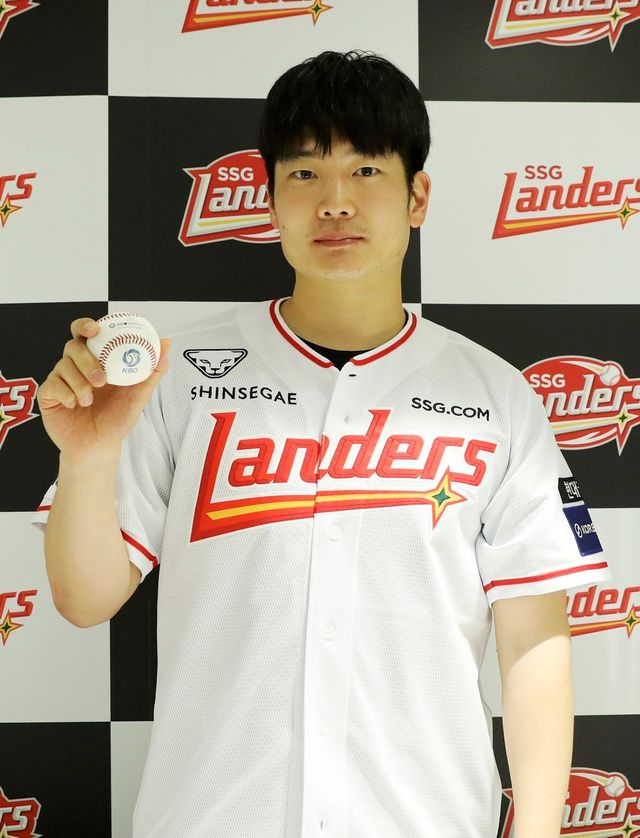 최정 500호 홈런공을 잡은 SSG 팬 조상현 씨.