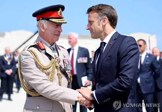 지난해 6월 노르망디 상륙작전 기념식에서 만난 찰스 3세와 마크롱 대통령