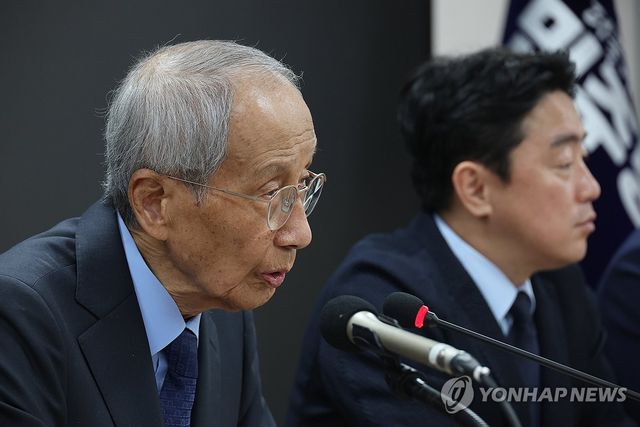 윤여준 상임총괄선대위원장 기자간담회