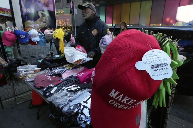 지난달 1일(현지시간) 뉴욕 타임스스퀘어. '메이드 인 차이나' 트럼프 '마가' 모자