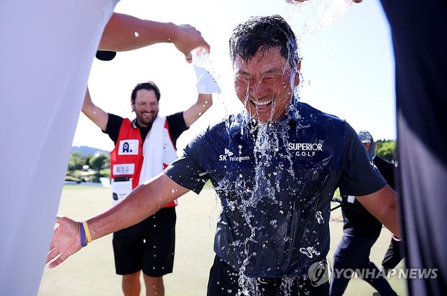 축하 물세례 받는 최경주