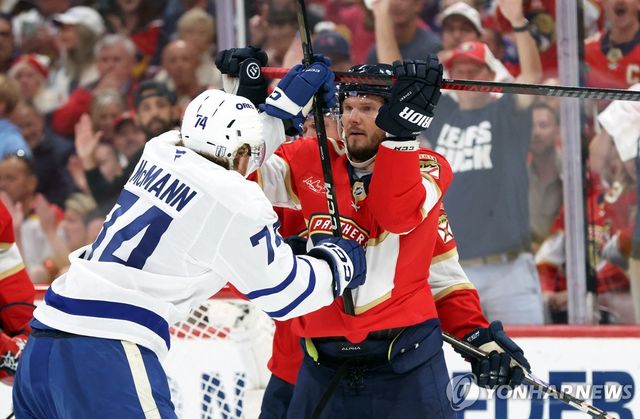 NHL 플레이오프 2라운드에서 몸싸움을 벌이는 토론토(왼쪽)-플로리다 선수