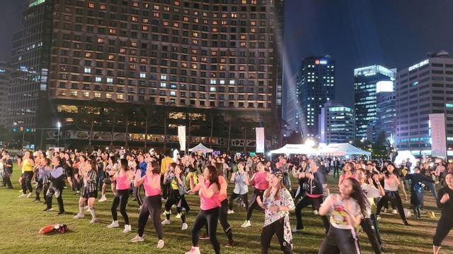 '운동하는 서울광장' 줌바 댄스