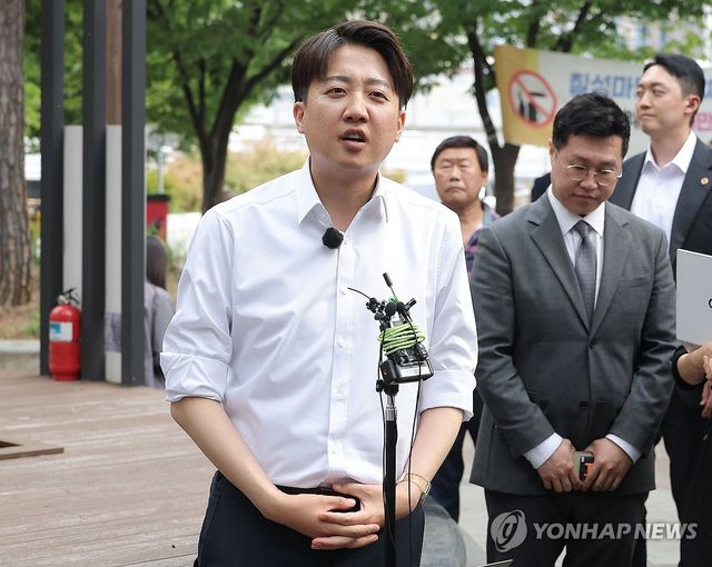 취재진 앞 발언하는 이준석 후보