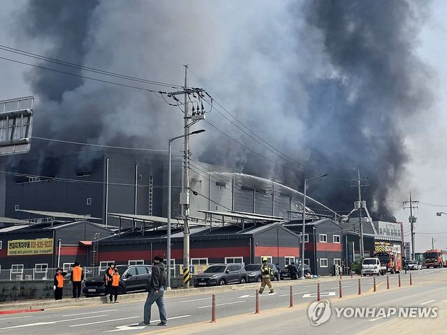 이천 대형 물류센터서 화재…대응 2단계 발령 진화중