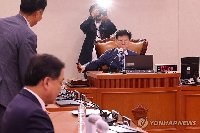 의사봉 두드리는 김정호 산불피해대책특위 위원장