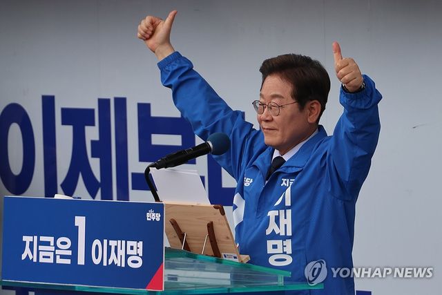 시민들에게 인사하는 이재명 후보