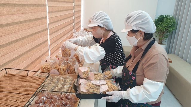 충주할매약과 정돈하는 직원들의 모습