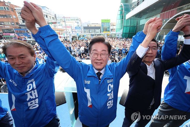 인사하는 이재명 후보