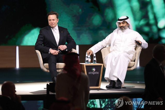 일론 머스크 테슬라 최고경영자(왼쪽)