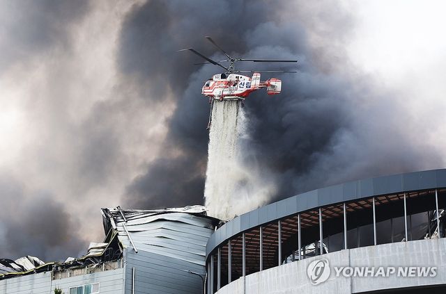 이천 물류센터 화재 진화작업 하는 소방헬기