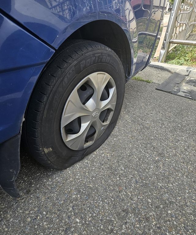 타이어가 훼손된 더불어민주당 이재명 후보 유세차량