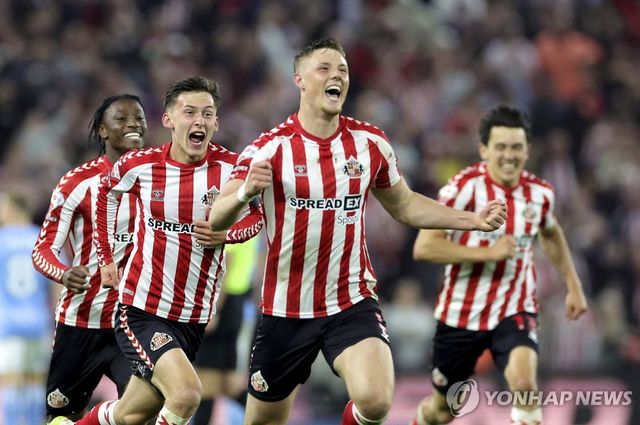 연장 후반 종료 직전 헤더 득점에 성공한 뒤 기뻐하는 선덜랜드 선수들