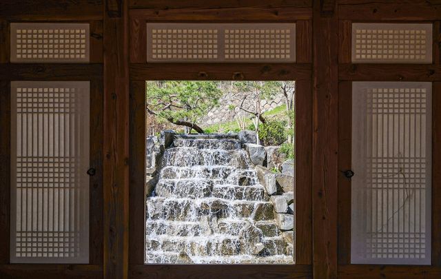 정자 너머로 보이는 폭포 [사진/임헌정 기자]