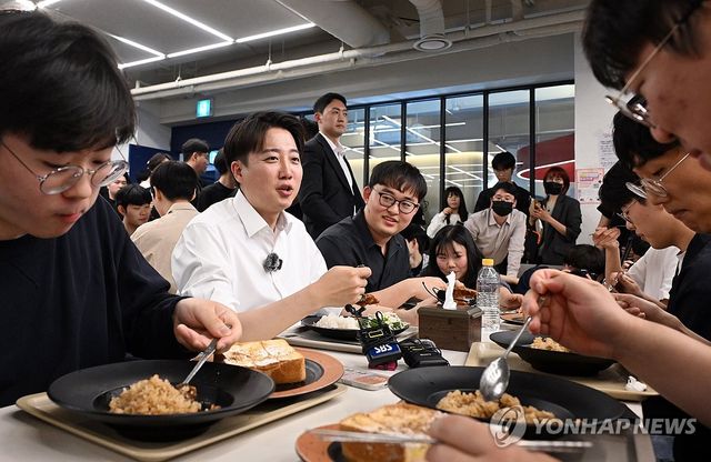 경북대학생들과 대화 나누는 이준석 후보