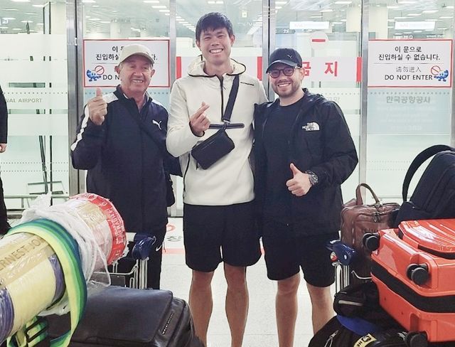 입국하는 오비에나 선수