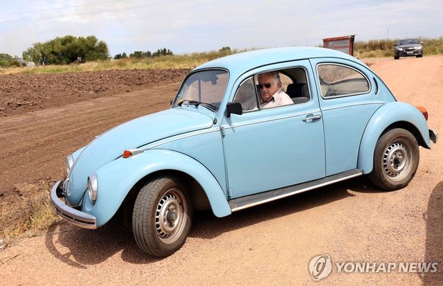 2015년 자신의 승용차를 운전하는 무히카 전 대통령