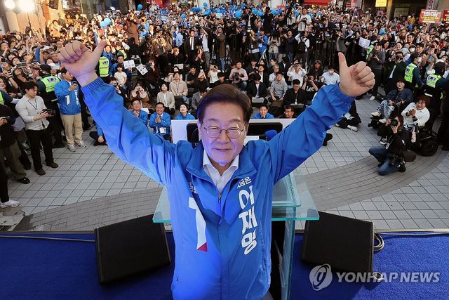 대전 시민들에게 인사하는 이재명 후보