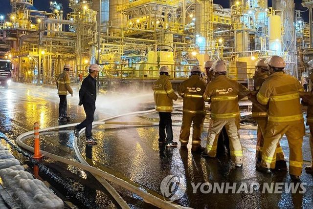 화재 진압하는 현대오일뱅크 자체소방대