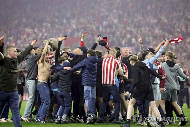 기쁨에 겨워 그라운드로 몰려나온 선덜랜드 팬들