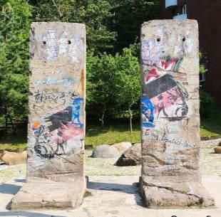국립통일교육원 잔디마당에 전시된 베를린 장벽 실물