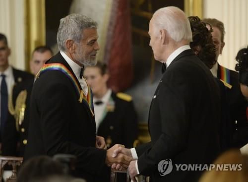 2022년 12월 조지 클루니와 악수하는 바이든